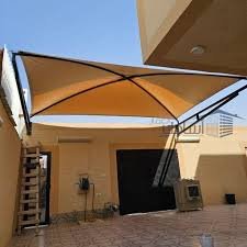 فني تركيب مظلات الخبر